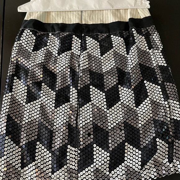 Skirt sequin needs 4 sequins - Picture 8 of 11